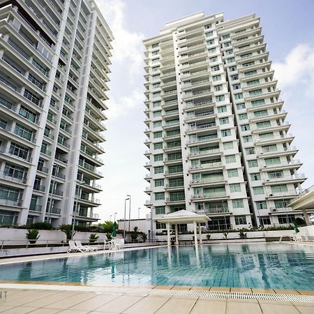 Bay Resort By Evernent Miri Bagian luar foto